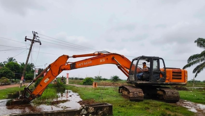 Cegah Banjir di Labuhanbatu, PTPN IV Kerahkan Ekskavator Normalisasi Saluran Air