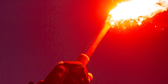 Hati-hati, Suporter Bola Kedapatan Bawa Flare atau Petasan Bakal Dirazia Polisi