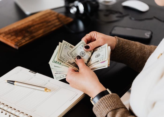 Hampir 1 dari 5 Orang Dewasa Masih Minta Orang Tua untuk Bayar Tagihan Rumah Tangga Mereka 