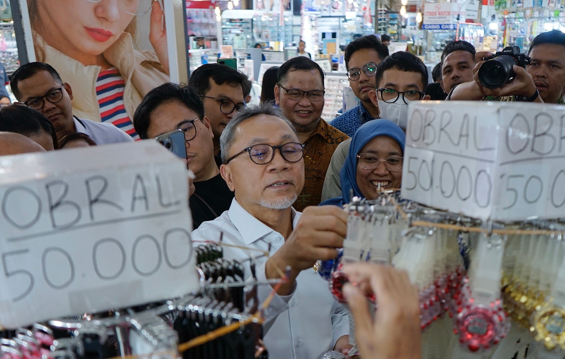 Kunjungi ITC Cempaka Mas, Mendag Zulhas: Pemerintah Dukung Pelaku UMKM Terus Tumbuh Berkembang