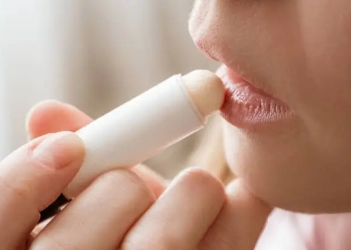 5 Rekomendasi Lip Balm Yang Mengandung SPF, Cocok Digunakan Saat Cuaca Panas
