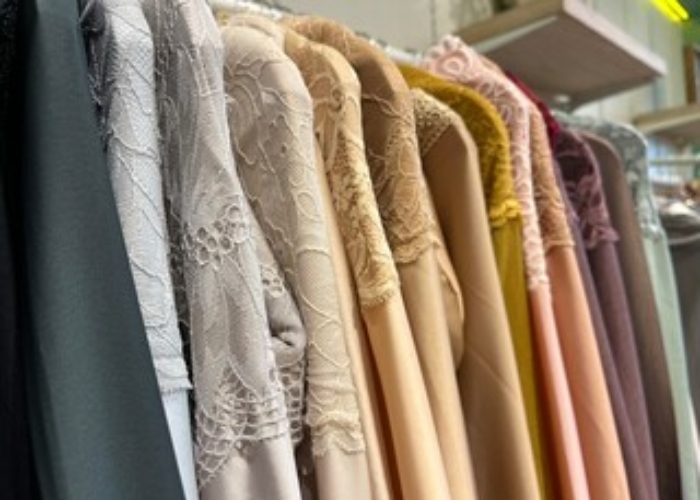 Hukum Memakai Mukena Warna-warni dan Bermotif Saat Sholat