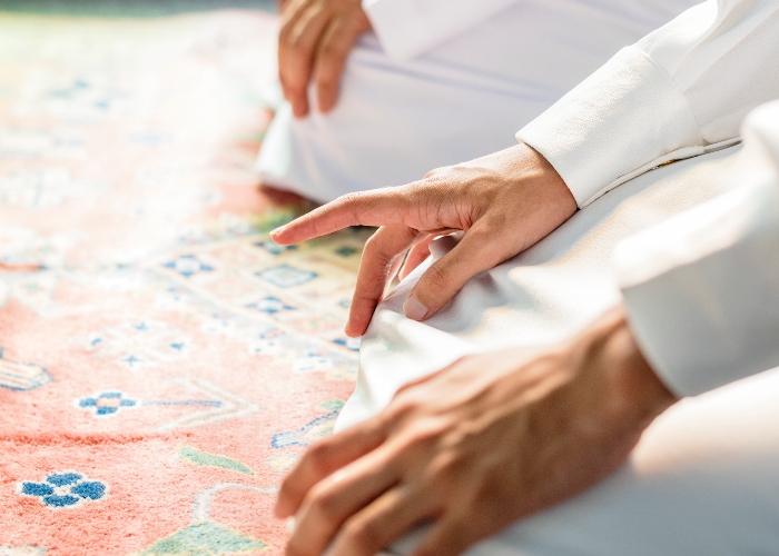 Mengangkat Jari Telunjuk Saat Tahiyat, Bagaimana Ketentuannya?