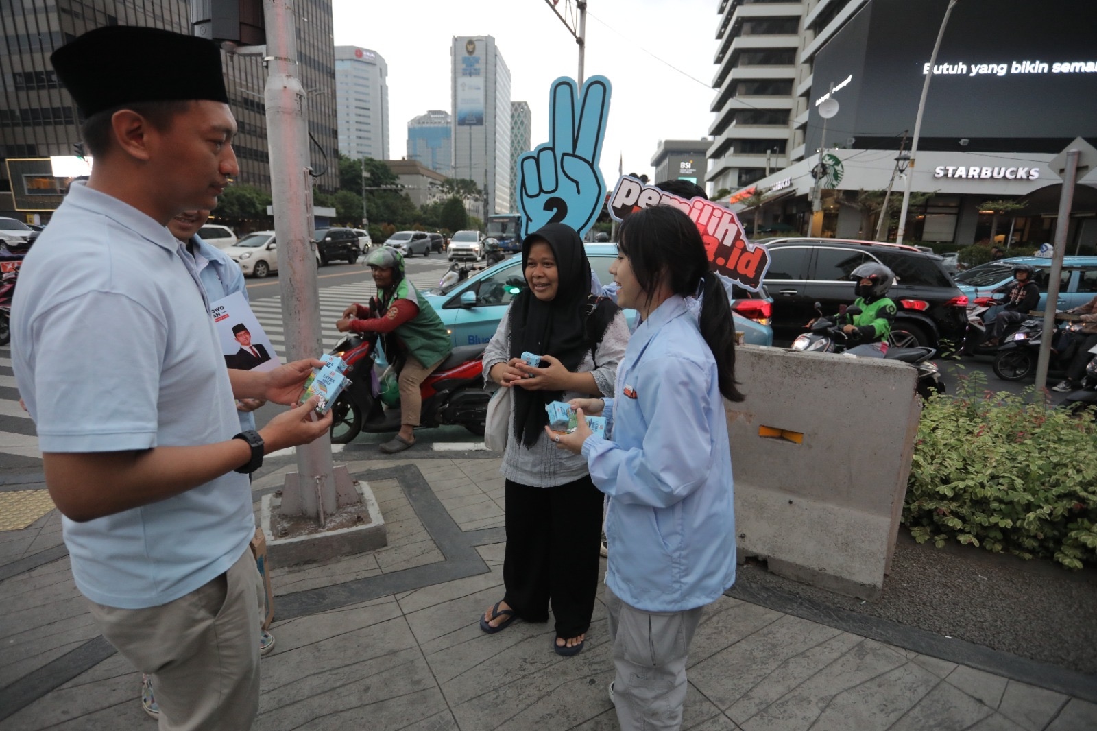 TKN Fanta Bagi-bagi Susu di Sarinah, Sosialisasikan Program Unggulan Prabowo-Gibran