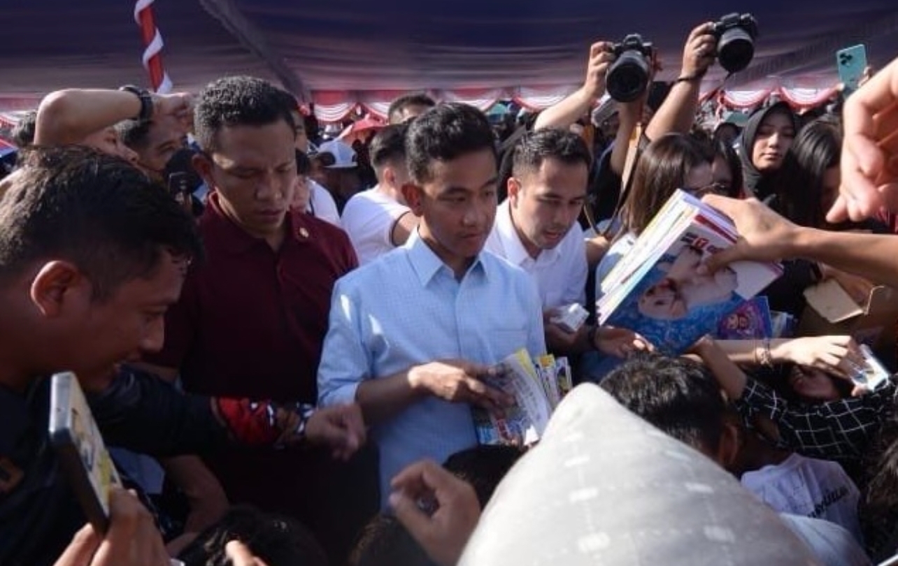 Dicintai Rakyat, Gibran Disambut Ramai oleh Masyarakat Negeri Liang Maluku