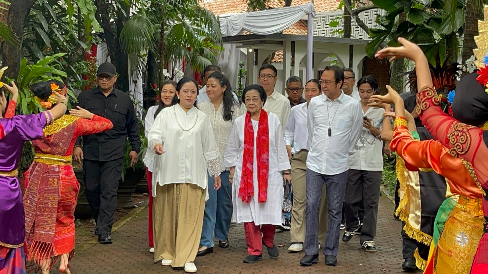 Diiringi Tarian Budaya, Megawati Bersama Keluarga Kompak Kenakan Busana Serba Putih Saat Nyoblos