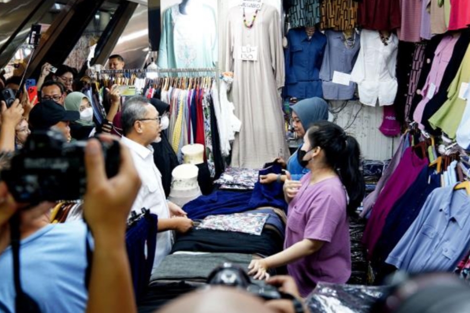 Borong Baju di Pasar Tanah Abang, Mendag Zulhas: Kualitas Bagus Harga Ekonomis