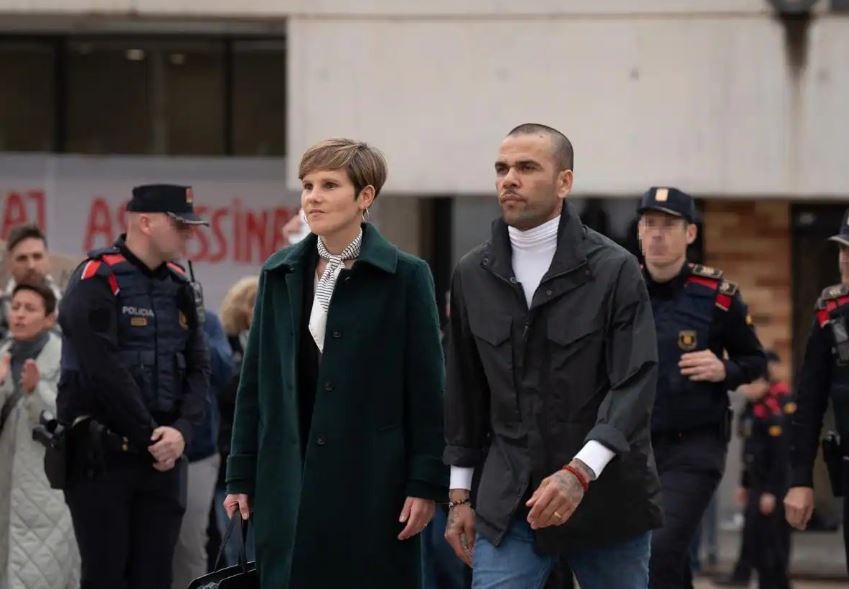 Baru Bebas, Dani Alves Dikabarkan Langsung Pesta Sampai Pagi di Rumahnya