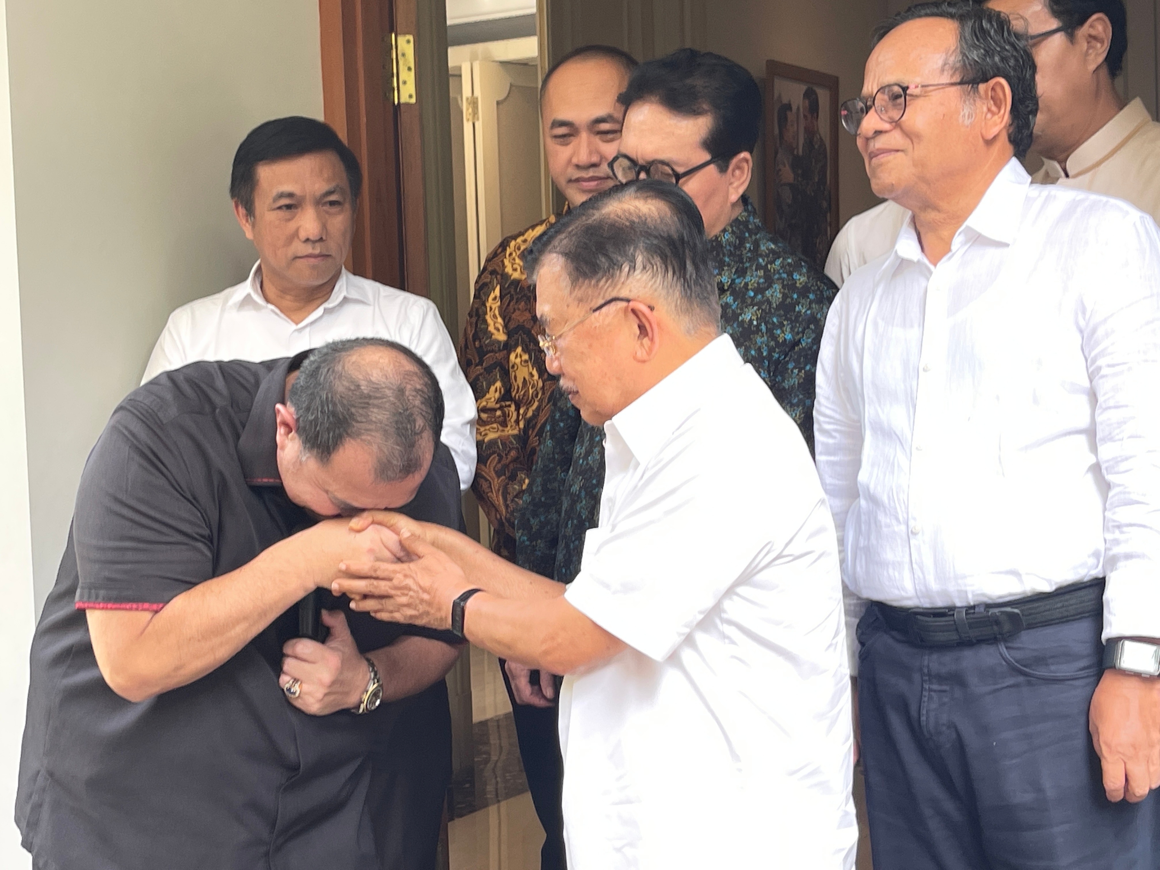 Usai Viral Diduga Hina Islam, Pendeta Gilbert Cium Tangan JK Tanda Minta Maaf ke Umat Muslim