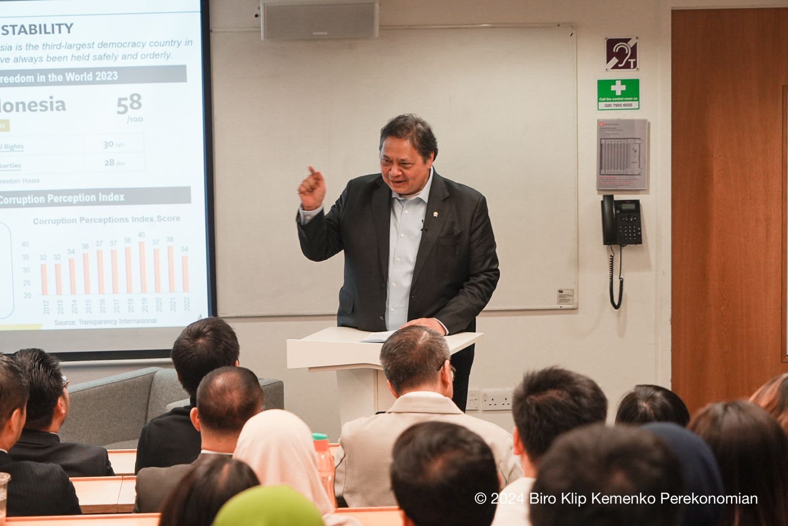 Hadiri Kuliah Tamu di Kampus LSE London, Menko Airlangga Sebut RI On The Track Menuju Indonesia Emas 2045