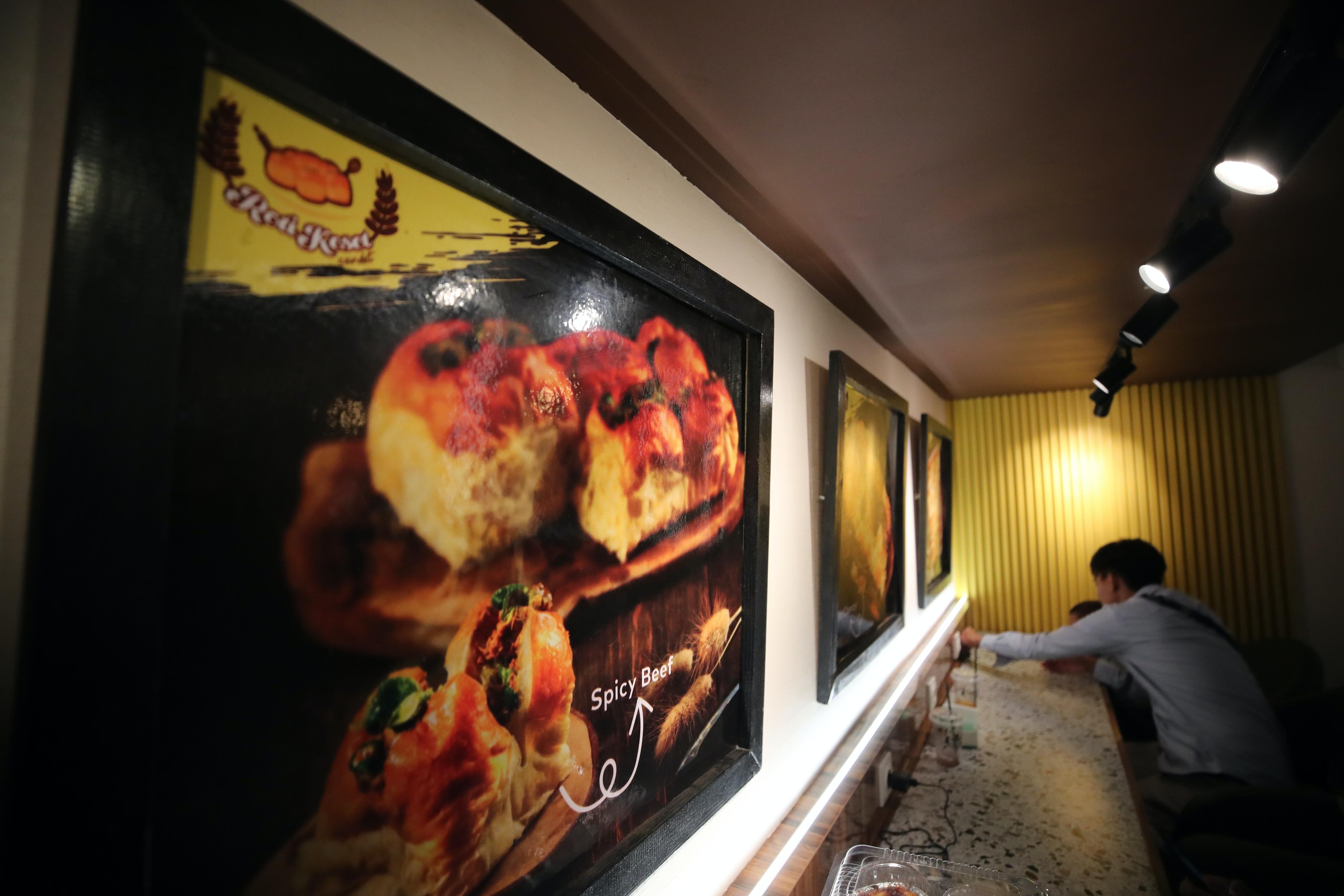 Fadil Jaidi dan Pak Muh Seru-seruan di Grand Opening Roti Keset Condet Kemang