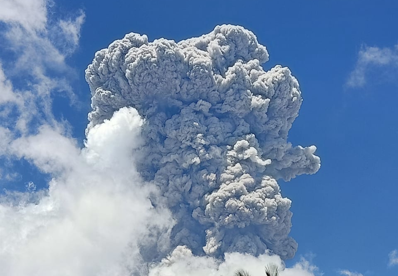 Gunung Ibu Kembali Erupsi, Tinggi Kolom Abu Vulkanik Capai 7.000 Meter
