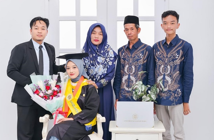 Mendobrak Batas Anak Tukang Ukir: Ulfatun Nikmah, Lulusan SMK Raih Gelar Magister FEB UGM