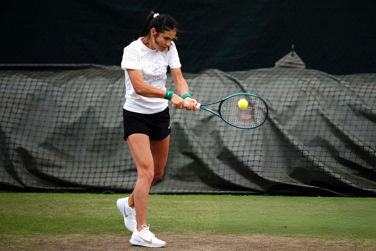 Cedera Punggung Bikin Emma Raducanu Absen di Turnamen Pemanasan Jelang Australia Terbuka 2025