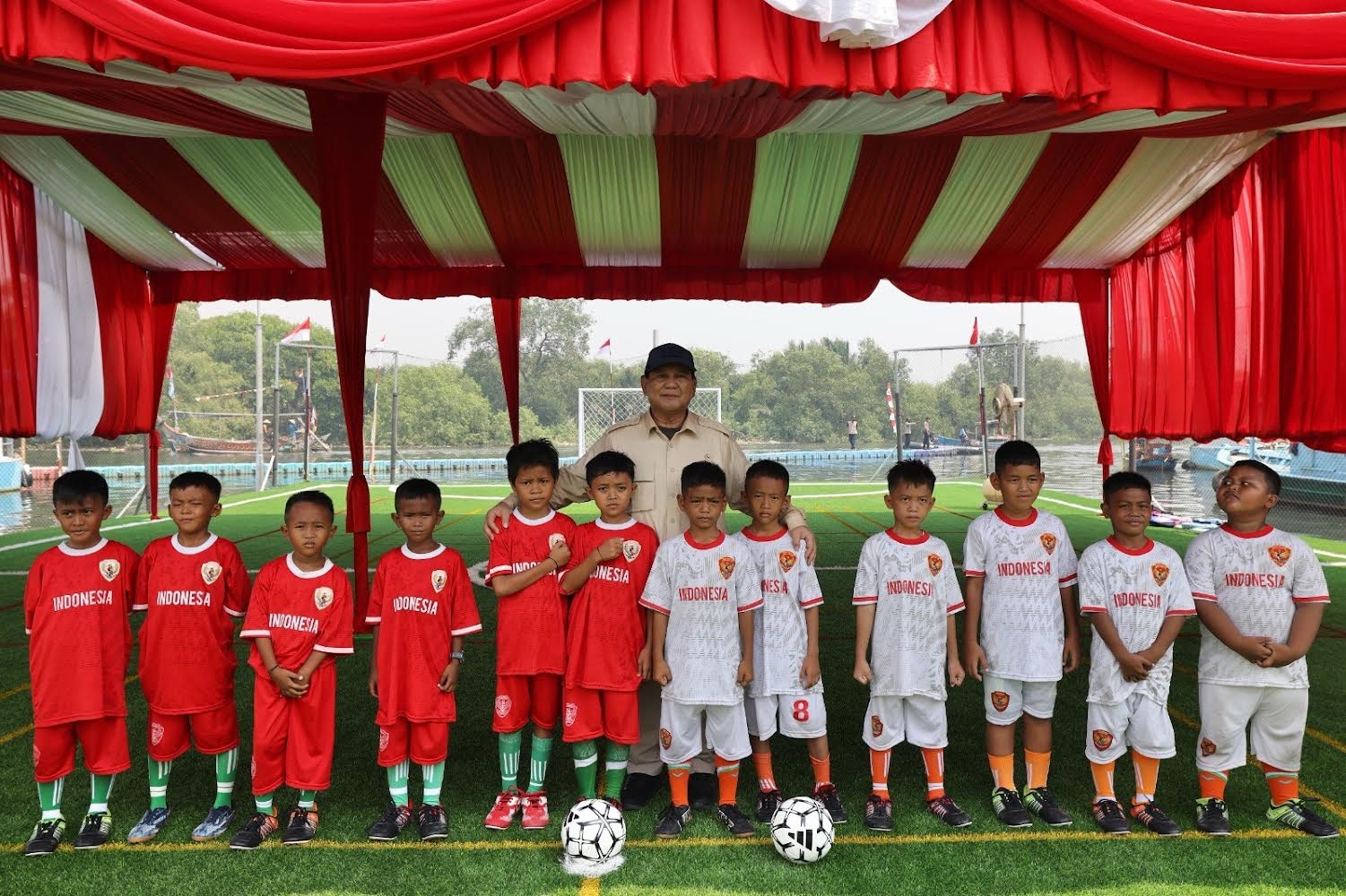 Main Bola Bareng Anak-anak, Prabowo Jajal Fasilitas Lapangan di Kawasan Rumah Apung Muara Angke