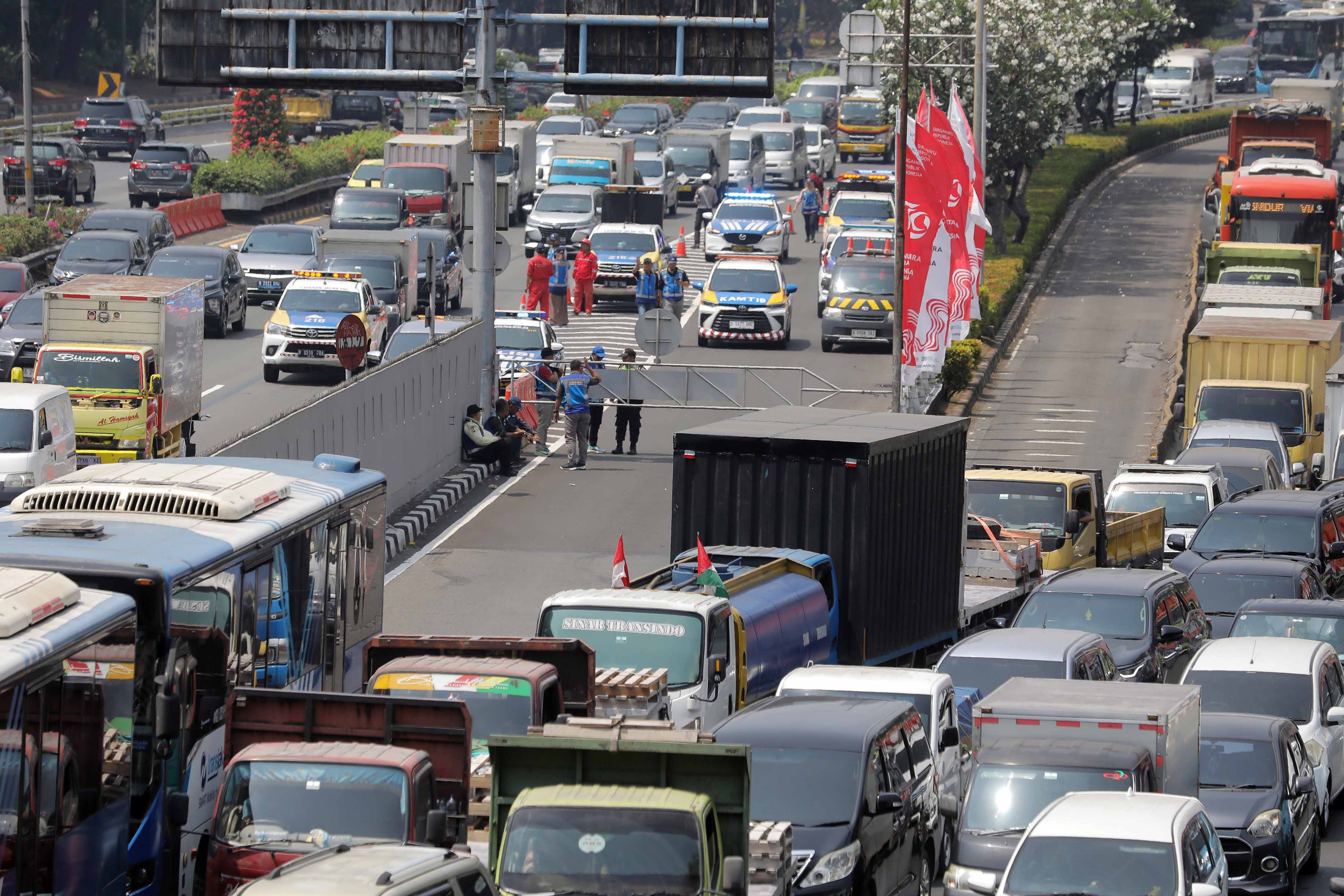 Tol Dalam Kota Ditutup Imbas Aksi Unjuk Rasa di DPR, Pengendara Dialihkan ke Semanggi