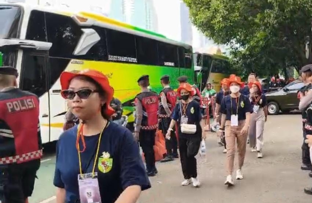 Ribuan Jemaat Sambut Paus Fransiskus di Misa Akbar SUGBK: Pesan Kesederhanaan dan Perdamaian