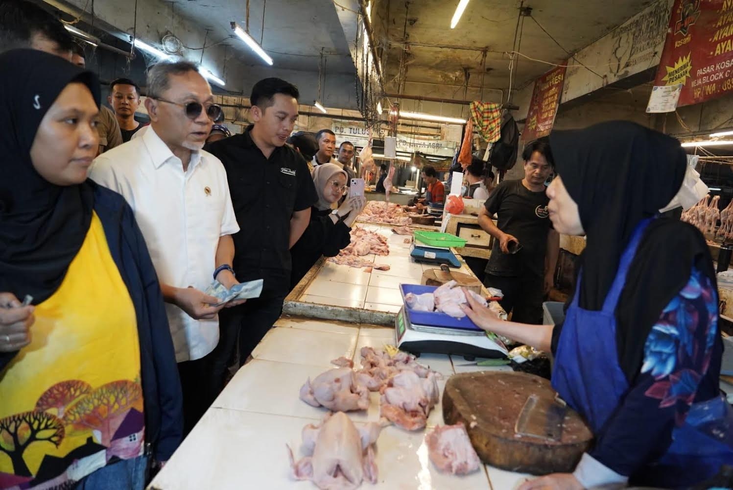 Sidak Harga Pangan di Pasar Kosambi Bandung, Zulhas: Mayoritas Harga Pangan Turun