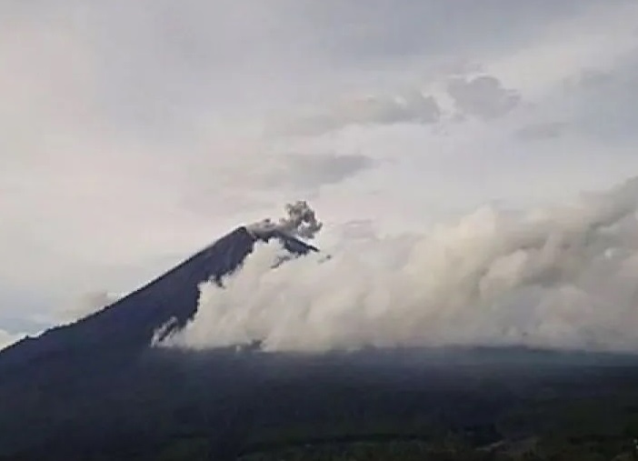 Penutupan Pendakian Gunung Semeru Diperpanjang Akibat Cuaca Buruk
