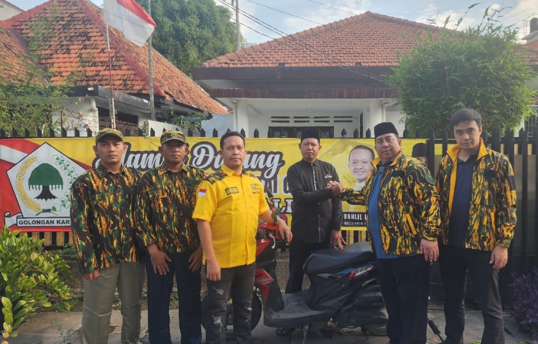 Ketum Golkar Bahlil Lahadalia Berikan Bantuan Motor kepada Ustaz Korban Pencurian di Jakarta Utara