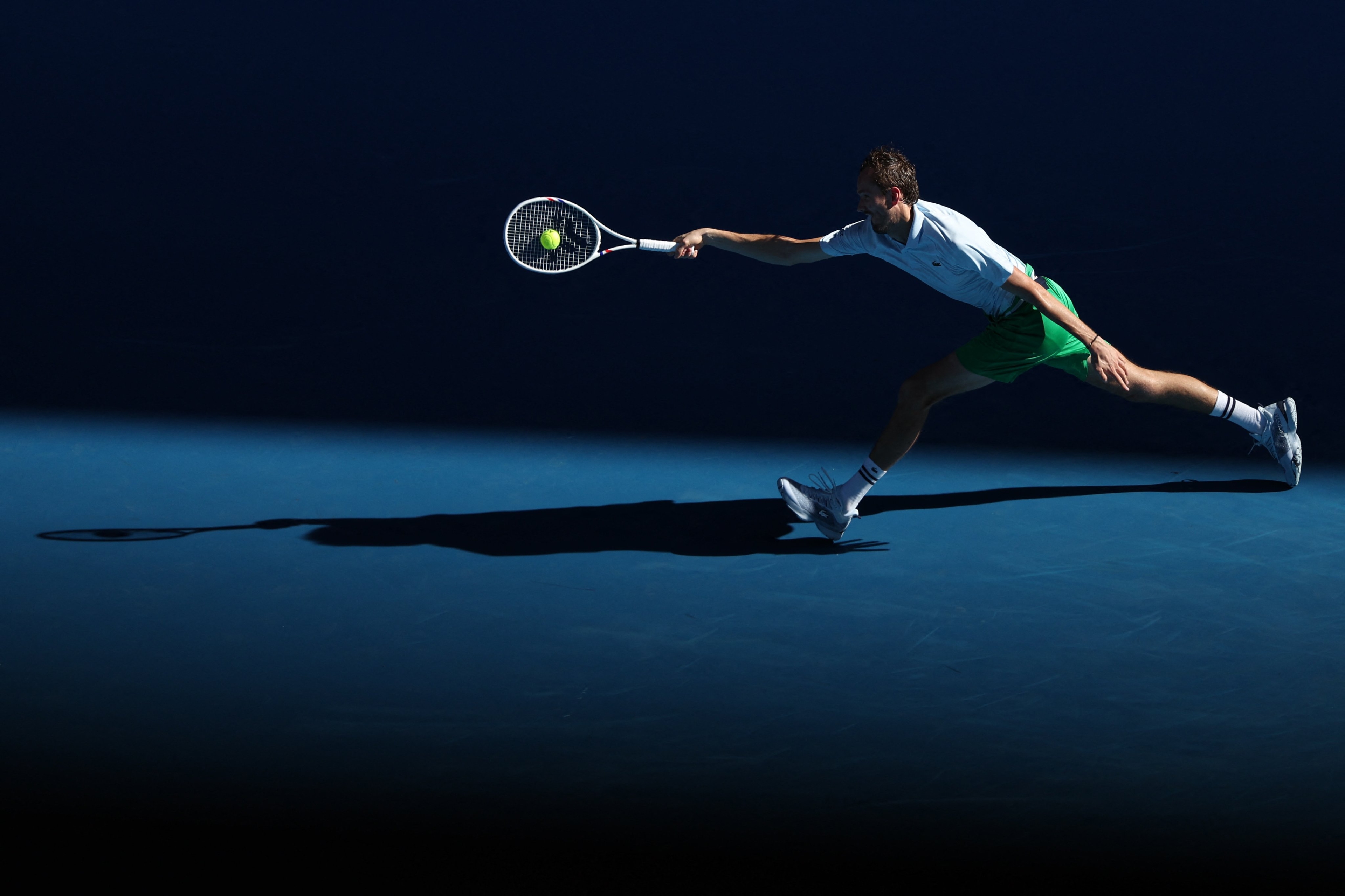 Australia Terbuka: Sengit Lawan Petenis Thailand, Daniil Medvedev Hantamkan Raket ke Net