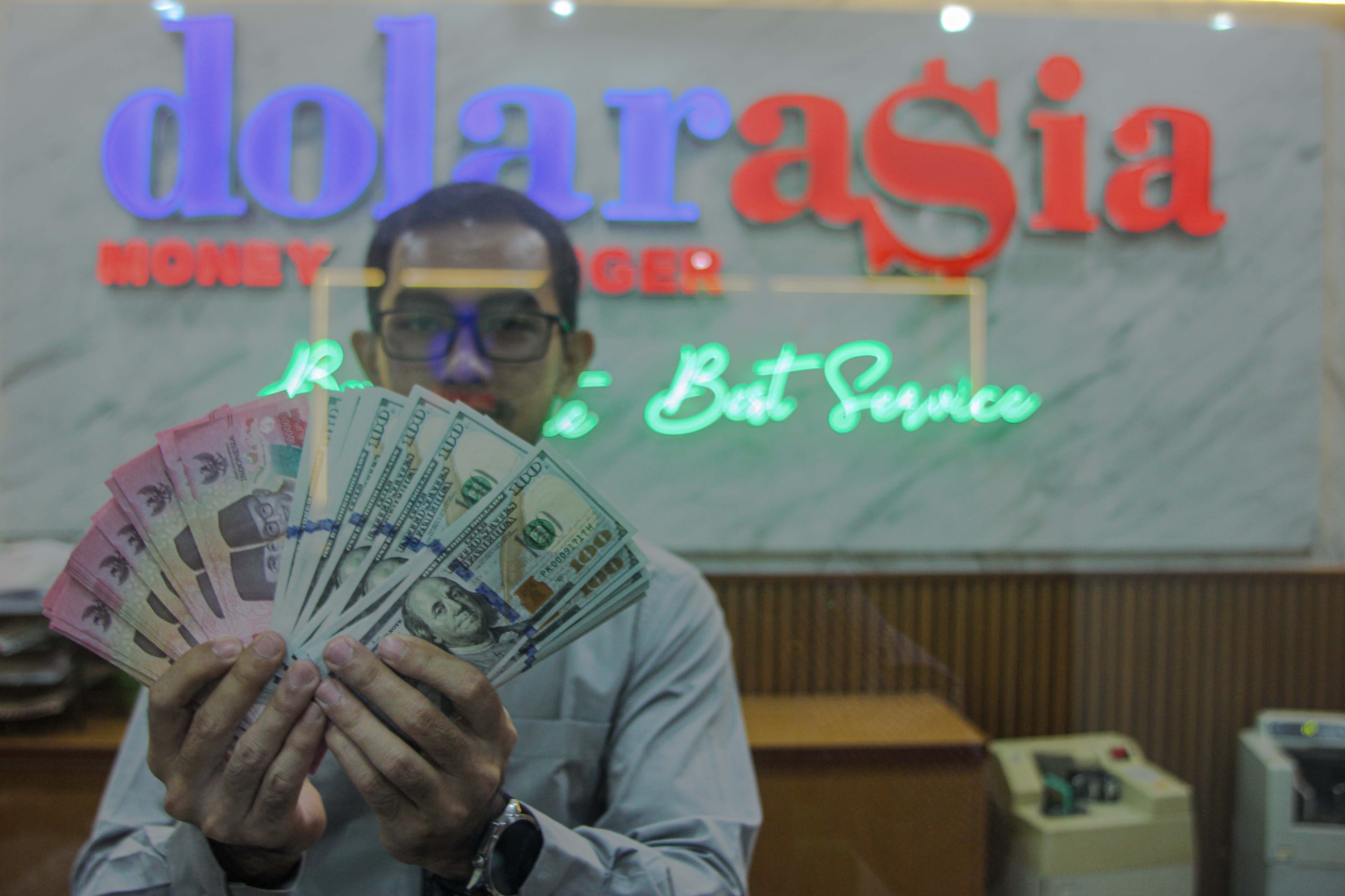 Dana Asing Rp10,15 Triliun Kabur dari RI Picu IHSG Ambruk hingga Trading Halt