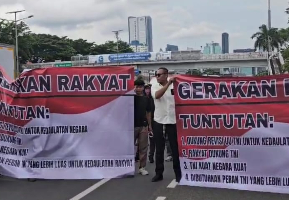 Dukung Revisi UU TNI, Ratusan Orang dari Gerakan Rakyat Gelar Aksi Simpatik di Depan DPR