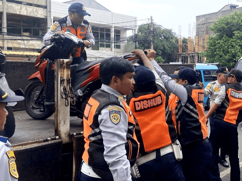 Kerap Bikin Macet, Petugas Gabungan Tertibkan Parkir Liar di Sekitar Blok G Tanah Abang