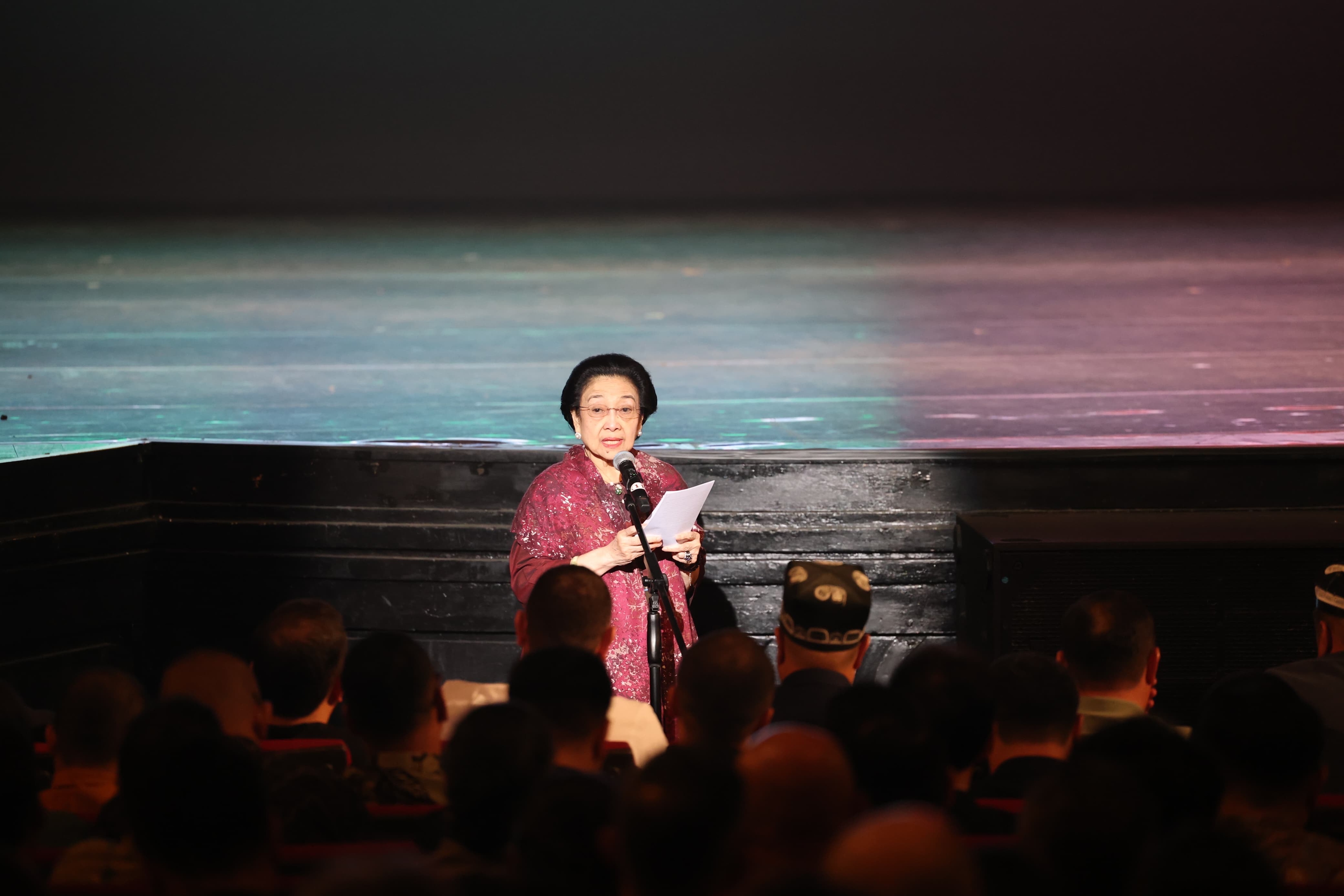 Megawati Tersentuh di Teater Imam Al-Bukhari dan Soekarno: Langkah Kecil Bung Karno, Kebangkitan Besar Islam Asia Tengah