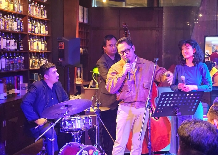Suasana Hangat dan Syahdu, Pengurus PWI Jaya dan PWI Pusat Nikmati Alunan Jazz di Juntos Bar & Grill