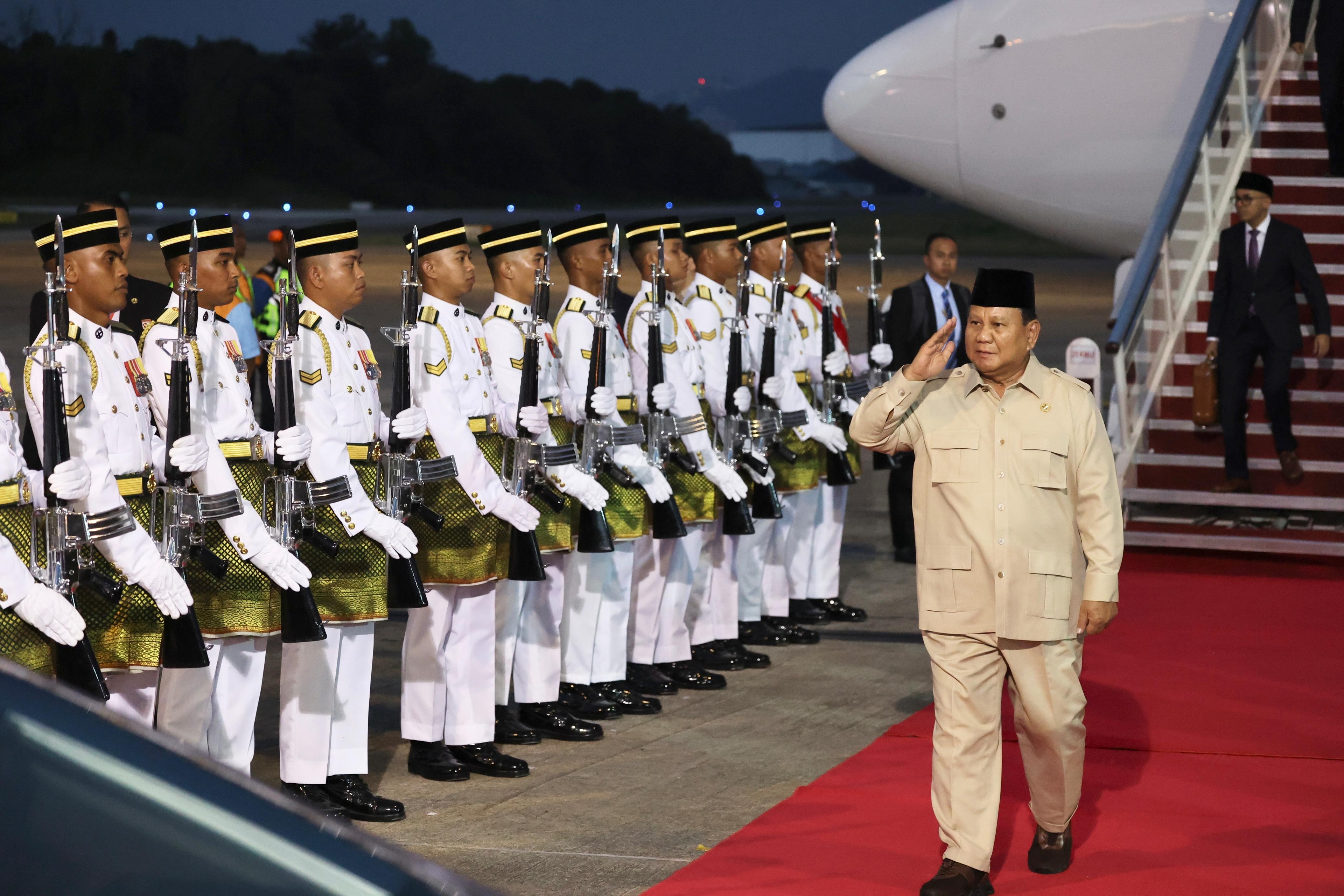 Hadiri KTT ke-46 ASEAN, Presiden Prabowo Disambut Upacara Kehormatan di Malaysia