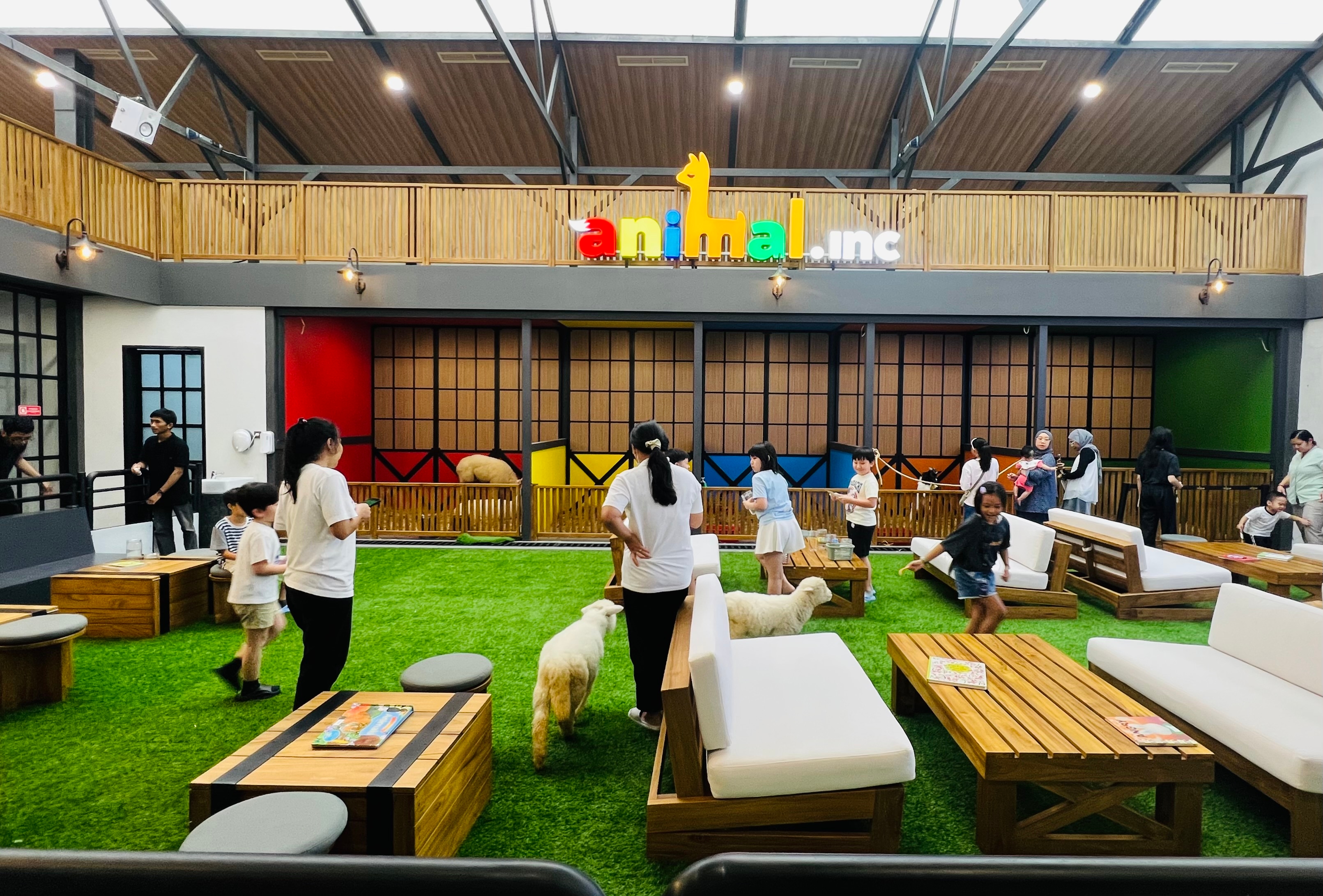 Animal.inc Cafe Entertainment District PIK 2: Sensasi Nongkrong Unik Bareng 19 Hewan Eksotik