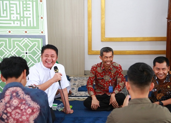 Usai Salat Jumat Berjemaah di Kantor, Gubernur Herman Deru Dengarkan Curhat Para Pegawai