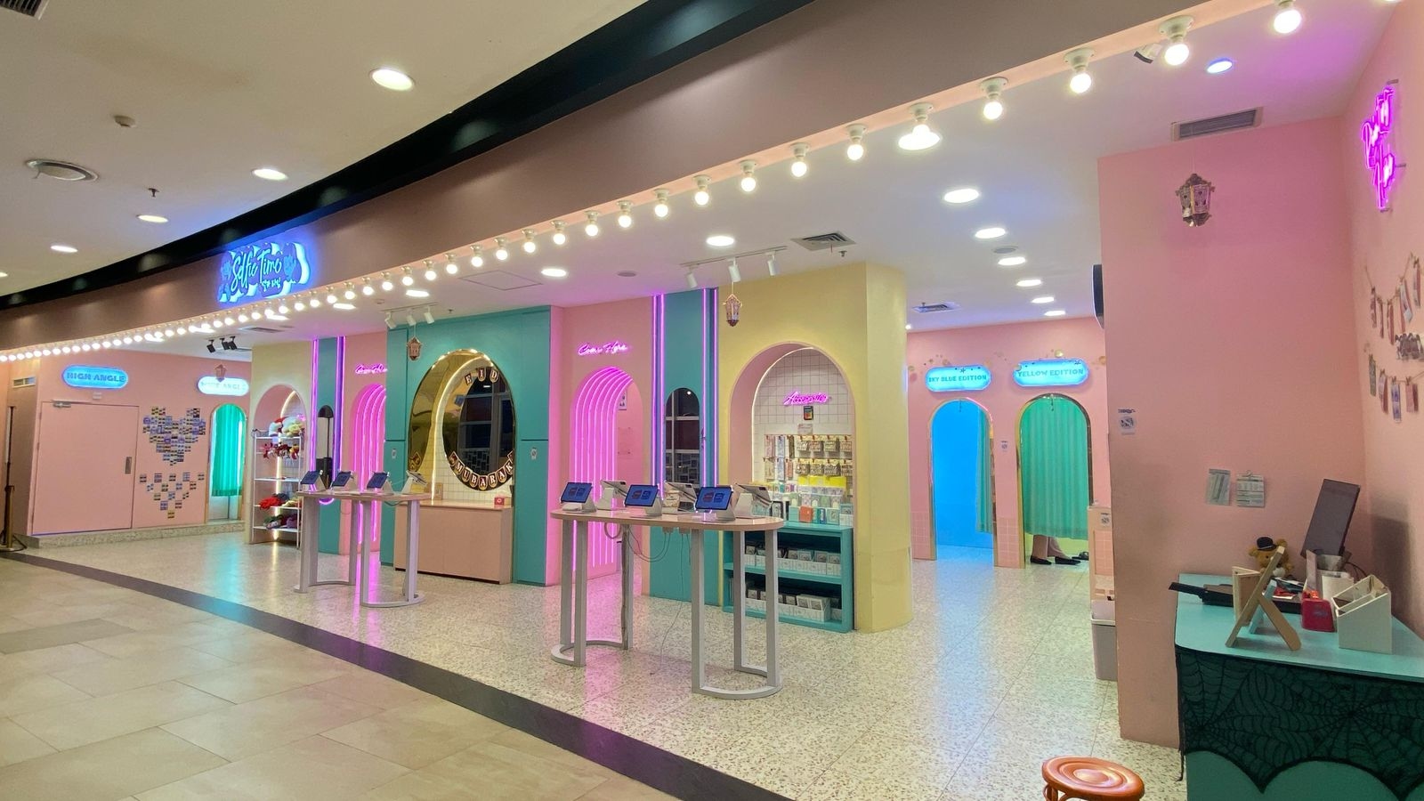 Keren! Selfie Time Jadi Gerai Bilik Foto Paling Banyak di Indonesia