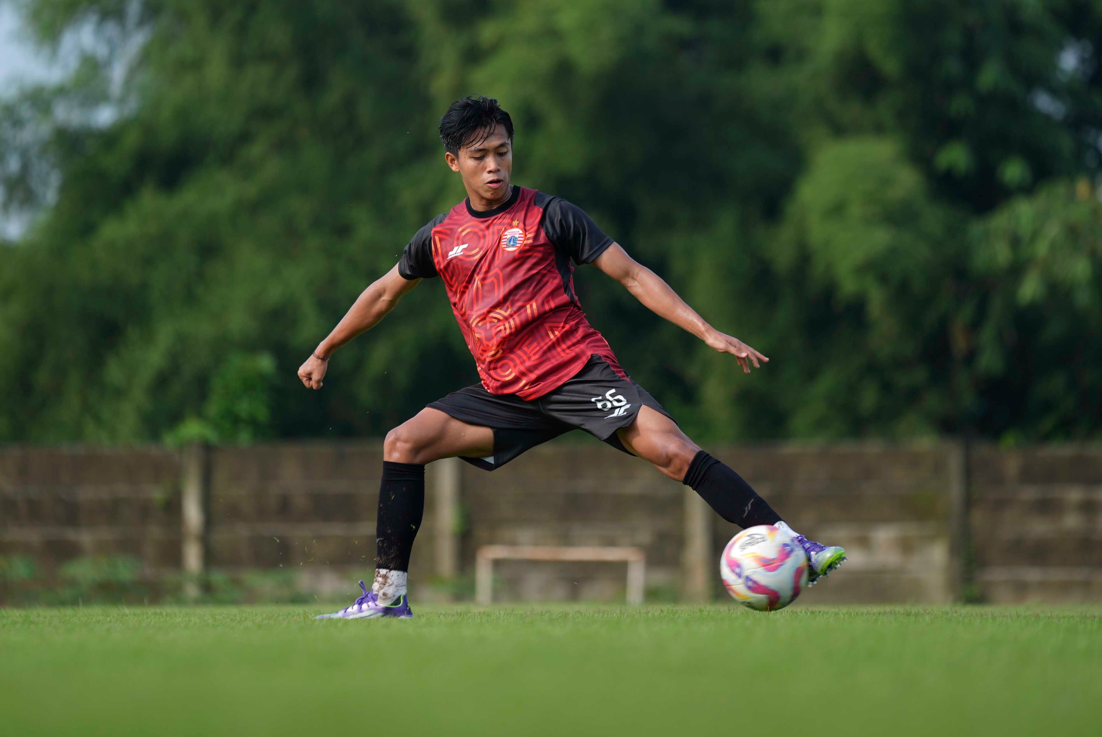 Berlatih dengan Senior, Figo Dennis Berambisi Masuk Tim Utama Persija Jakarta