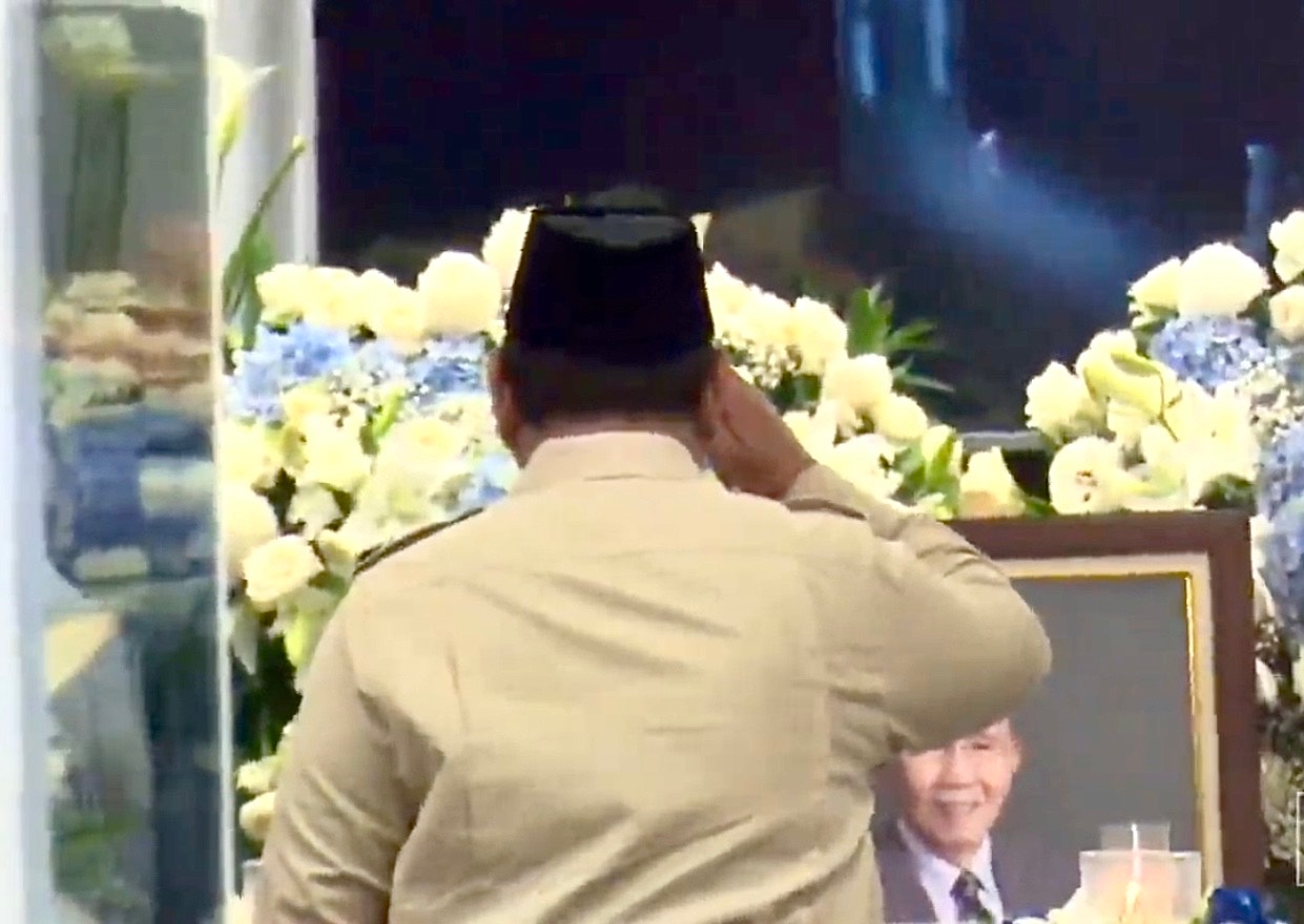 Melayat ke Rumah Duka, Prabowo Beri Sikap Hormat ke Kwik Kian Gie