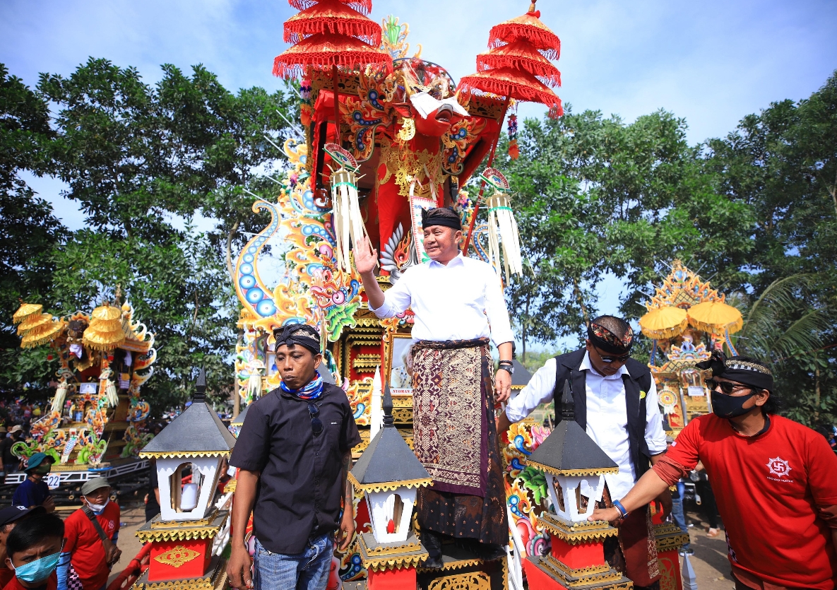 Hadiri Ngaben Massal di OKI, Herman Deru Serukan Pelestarian Budaya Sebagai Perekat Bangsa