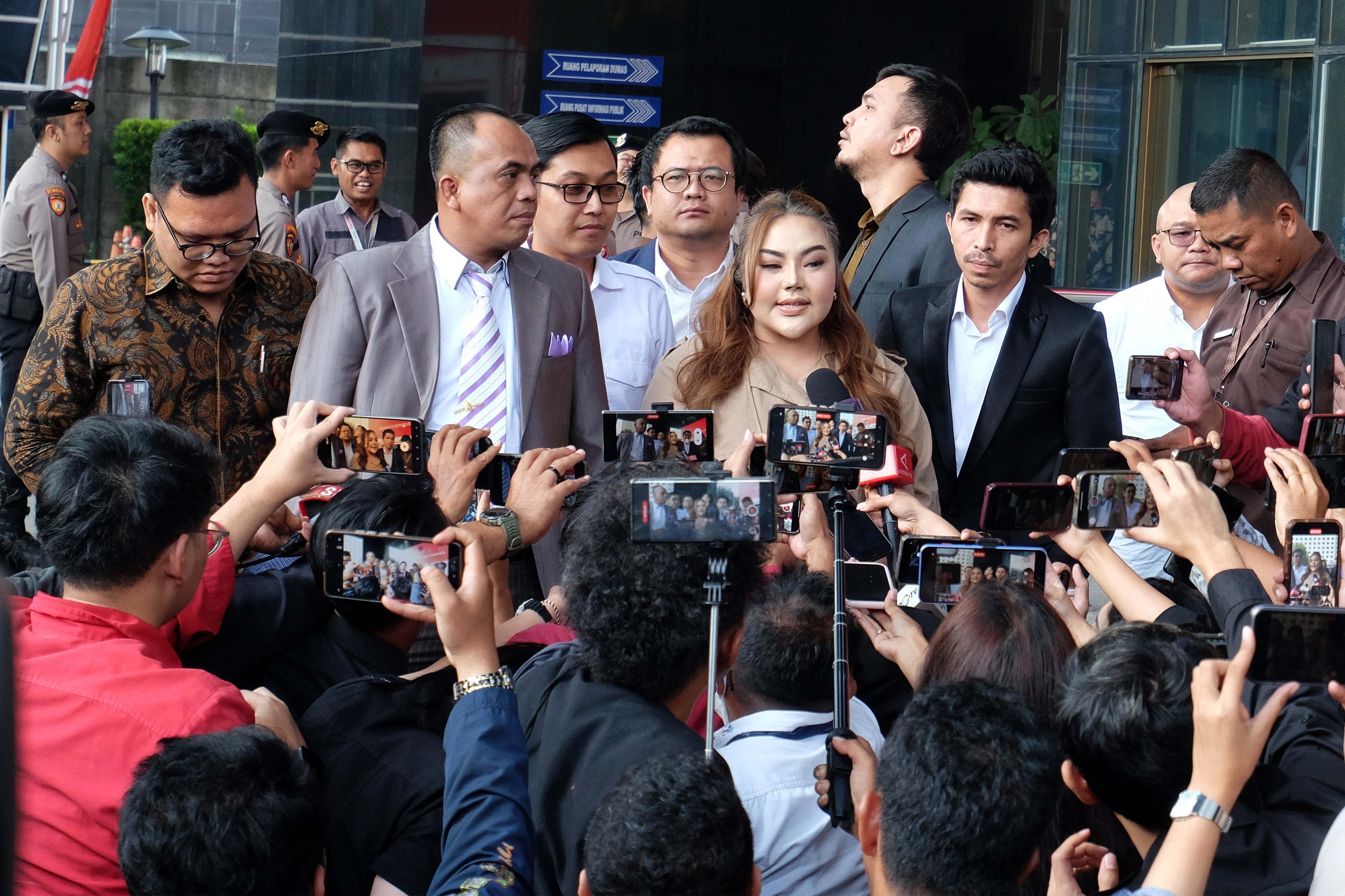 Lisa Mariana Diperiksa 44 Pertanyaan Kasus Pencemaran Nama Baik Ridwan Kamil, Kuasa Hukum Soroti Hak yang Belum Dipenuhi