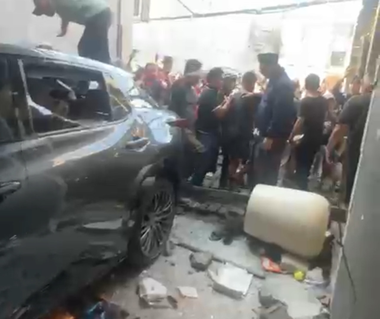 Rumah Ahmad Sahroni di Tanjung Priok Diamuk Massa, Satu Unit Mobil Hancur