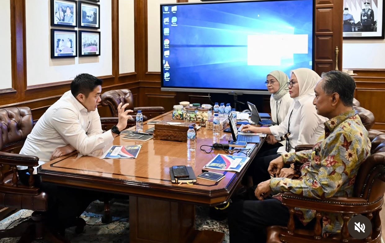 Seskab Teddy Bertemu Menteri PU, Bahas Percepatan Perbaikan Fasilitas Umum Pasca Demo