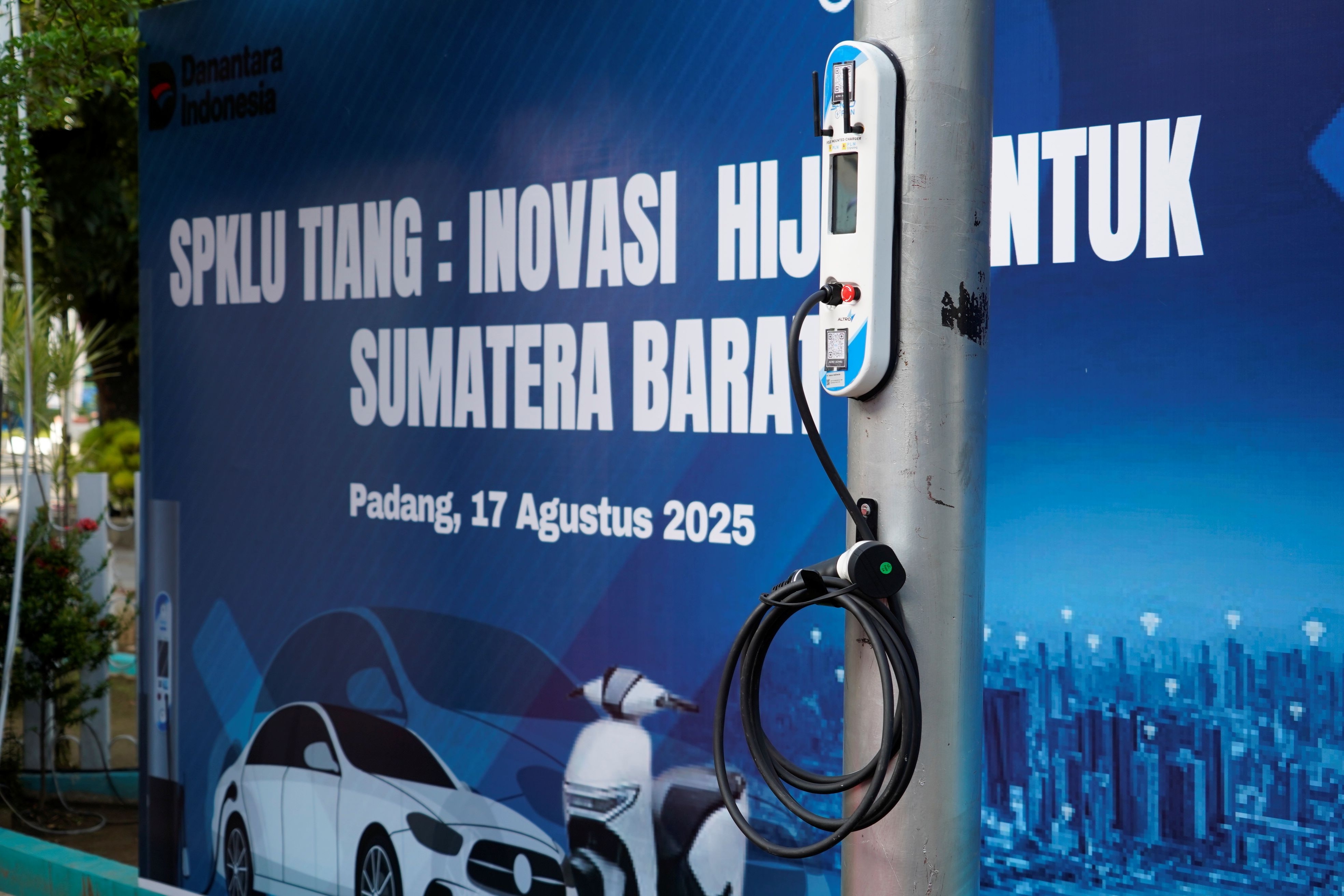 Velasto Indonesia Gandeng PLN Enjiniring Luncurkan SPKLU Tipe Pole Mounted Charger Pertama di Indonesia
