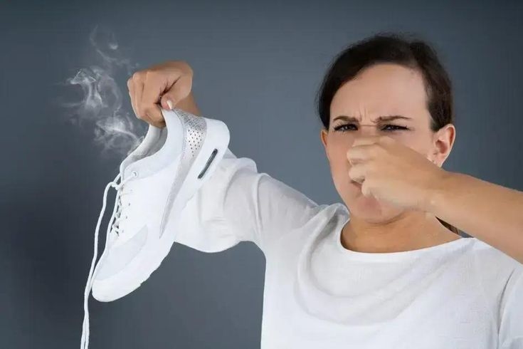 Cara Ampuh Menghilangkan Bau Sepatu dan Pencegahannya