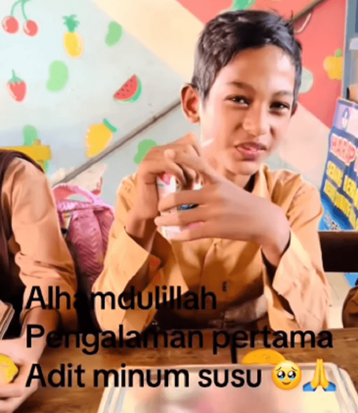 Bahagia Siswa SD Bojonegoro Pertama Kali Minum Susu UHT dari Program MBG