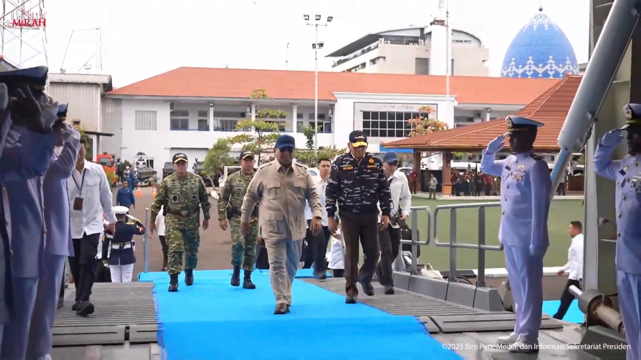 Di Hadapan Prabowo, TNI Pamer Puluhan Kapal Perang Saat Parade Militer di Teluk Jakarta