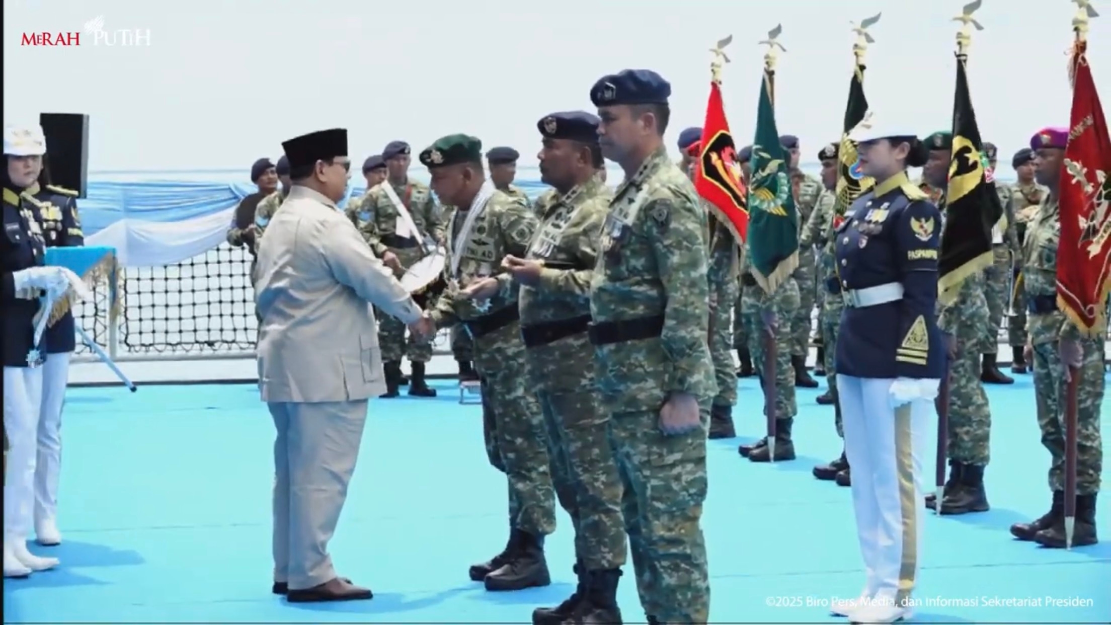 Prabowo Anugerahkan Bintang Yudha Dharma Pratama dan Samkaryanugraha ke Prajurit dan Satuan TNI