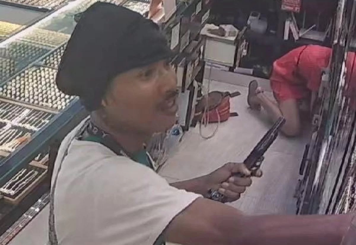 Pria Lempar Bom Pingpong, Gasak Perhiasan di Toko Emas Senilai Rp580 Juta