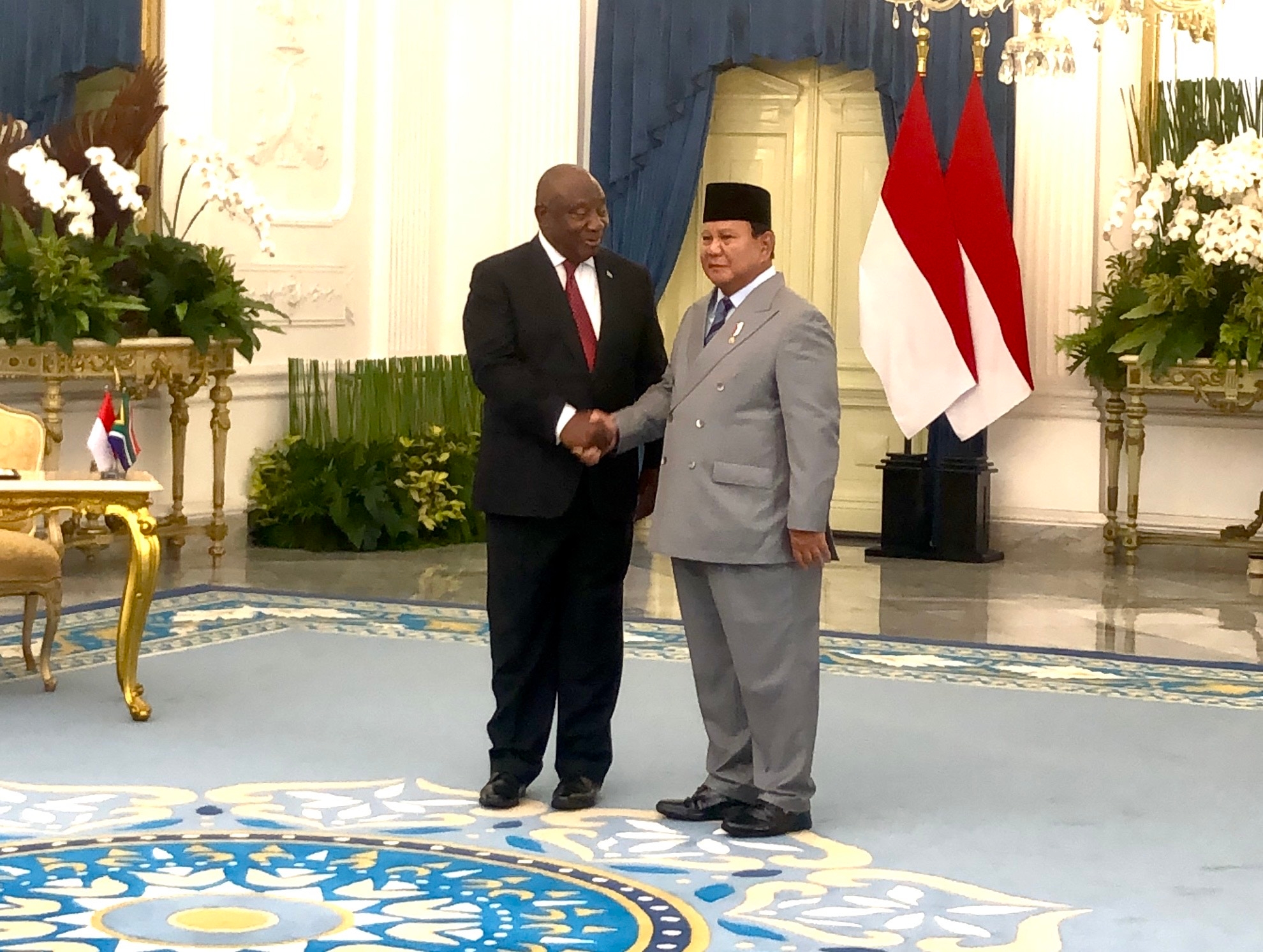 Prabowo Sambut Hangat Kedatangan Presiden Afrika Selatan di Istana Merdeka