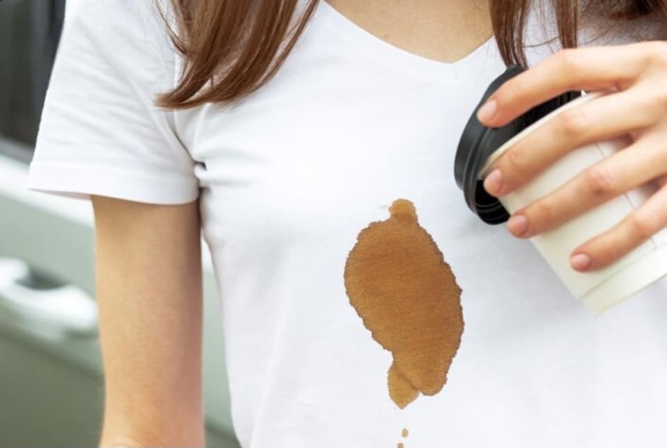 7 Cara Ampuh Menghilangkan Noda Kopi di Baju Putih Tanpa Merusak Kain