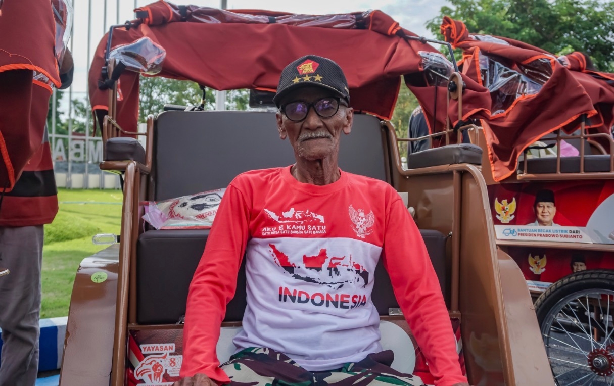 Penarik Becak 89 Tahun di Jombang Terharu Dapat Becak Listrik dari Presiden Prabowo