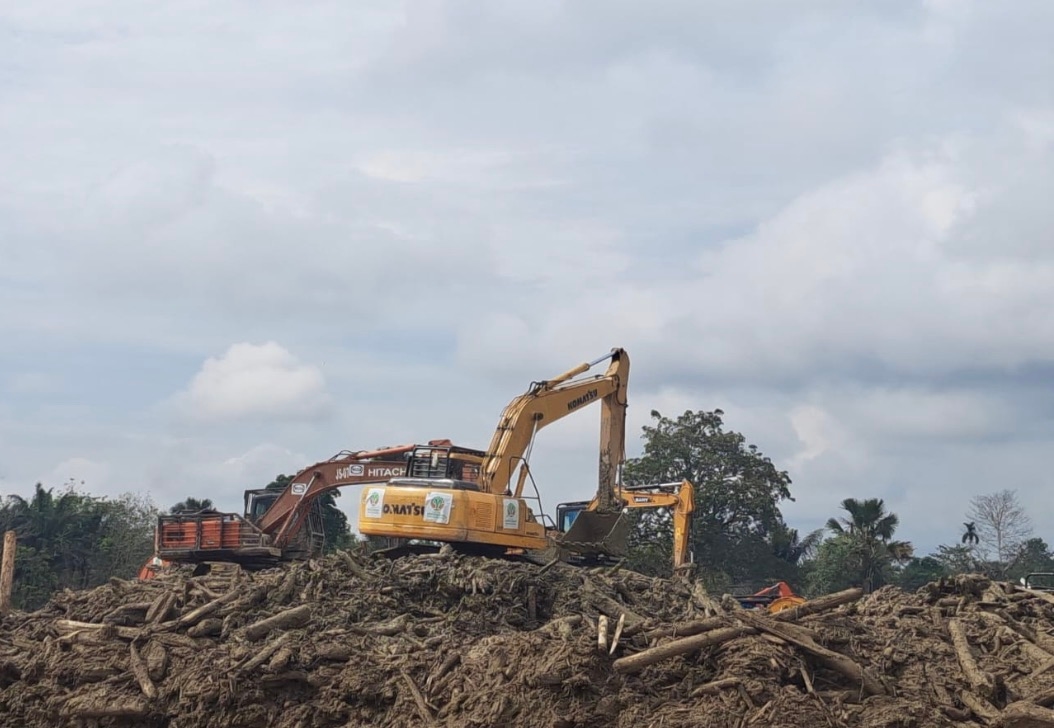 Pembersihan Kayu Limbah Bencana di Aceh dan Sumut Terus Berlanjut